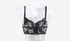 Détail du dos de lingerie en tulle noir avec fermeture à agrafes et boucles en métal doré