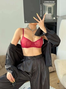 Détail d'un soutien-gorge à armatures en dentelle rouge au design transparent chic