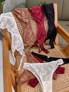 Ensemble de lingerie en dentelle transparente aux motifs floraux variés et colorés