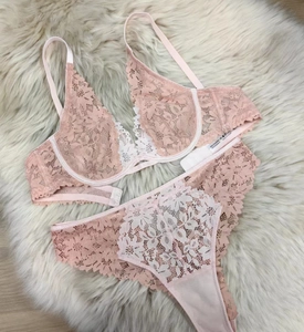 Vue détaillée à plat d'un ensemble de lingerie rose en dentelle florale délicate