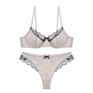 Elegantes Dessous-Set aus beigem Satin und schwarzer Spitze mit Schleifendetails