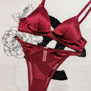 Ensemble lingerie en velours rouge avec soutien-gorge triangle sans armature et culotte
