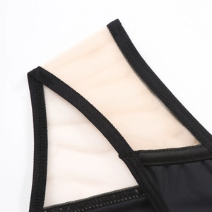 Dettaglio di rete trasparente e cuciture nere rinforzate su un reggiseno francese