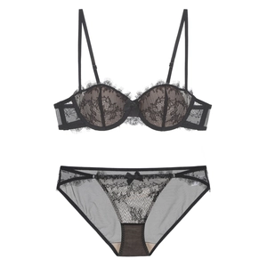 Détail à plat d'un ensemble soutien-gorge en dentelle cil noire et culotte en tulle