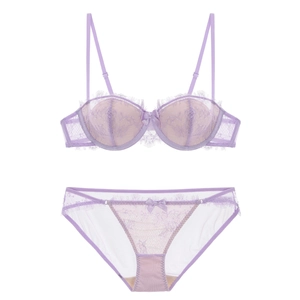 Détail d'un ensemble de lingerie en dentelle lavande avec nœud délicat et broderie