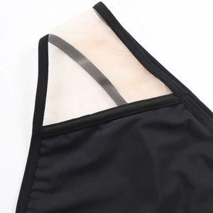 Dettaglio reggiseno in rete nera con cuciture precise e pannelli in mesh trasparenti