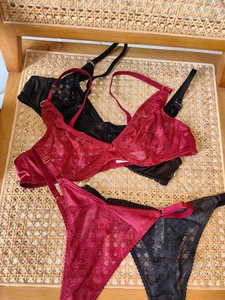 Détail de l'ensemble de lingerie en dentelle avec étiquette taille M et boucles dorées