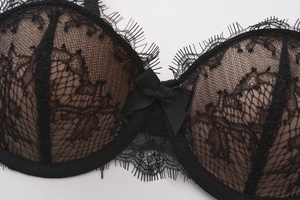 Gros plan du soutien-gorge en dentelle de cils noire avec motifs floraux et petit nœud
