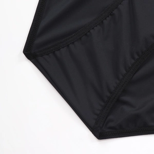 Dettaglio del reggiseno a corsetto nero con cucitura rinforzata e trama in tessuto a rete