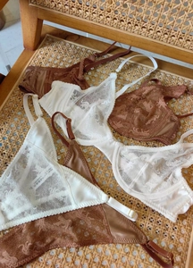 Détails de broderie en dentelle florale et bretelles réglables sur la lingerie