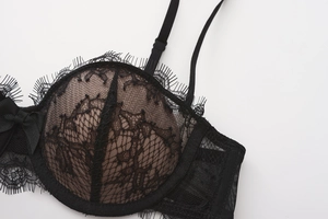 Détail de bonnet de soutien-gorge en dentelle de cils noire et petit nœud décoratif