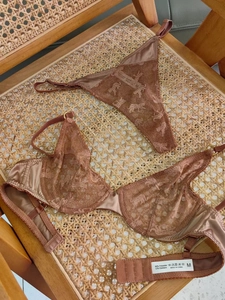 Détail de l'ensemble lingerie en dentelle marron avec bordure satin et étiquette