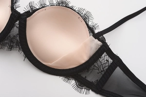 Détail du bonnet de soutien-gorge en dentelle de cils noire avec maille et doublure douce