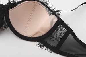 Détail d'un soutien-gorge en dentelle noire avec doublure douce et motifs de fleurs
