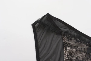 Détail de la dentelle à cils noire et du tissu en maille transparente sur lingerie féminine