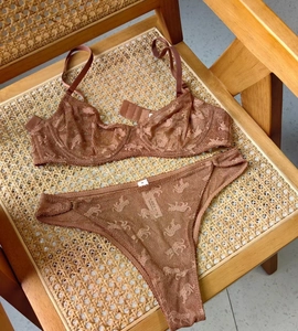 Ensemble de lingerie en dentelle marron avec motifs léopard sur une chaise en bois
