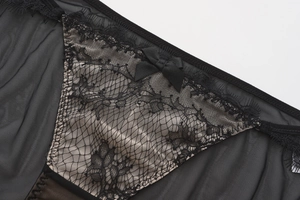 Gros plan sur la dentelle cil noire et le tissu mesh avec un nœud en ruban sur la lingerie