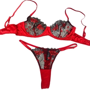 Set lingerie sexy rosso e nero con ricami, reggiseno a mezza coppa e perizoma