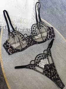 Détail d'un ensemble de lingerie léopard transparent avec broderie aile de papillon