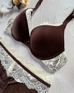 Ensemble soutien-gorge push-up marron et culotte en dentelle sur fond de pierre