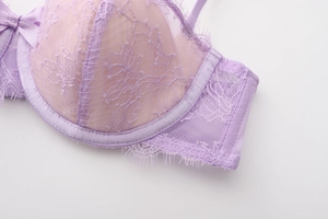 Détail du soutien-gorge en dentelle lilas avec broderie florale et finition de cil