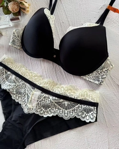 Ensemble soutien-gorge push-up noir avec dentelle délicate et étiquette de taille 75B