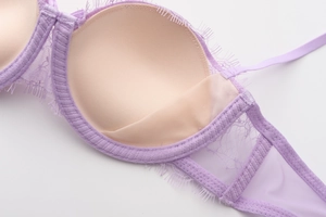 Détail en gros plan de dentelle cil lavande avec maille respirante et doublure intérieure beige