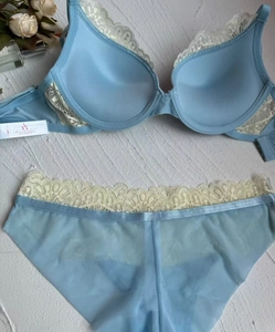 Vue détaillée à plat d'un ensemble de lingerie en dentelle bleu clair et fleurs