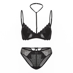 Completo intimo in pizzo nero con ricamo a cuore, cinturino girocollo e slip in mesh