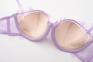 Détail de soutien-gorge en dentelle de cils lilas avec maille souple et doublure douce pour peau