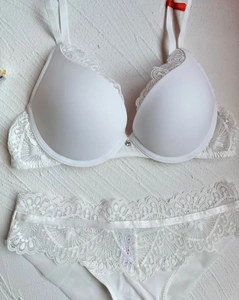 Vue à plat de l'ensemble lingerie en dentelle blanche avec soutien-gorge et culotte