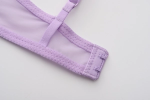 Détail du soutien-gorge en dentelle lavande avec agrafes à une rangée et maille fine
