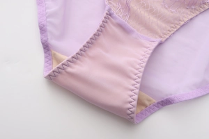 Gros plan sur culotte en dentelle de cils lilas montrant les détails de maille et couture