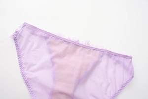 Gros plan détaillé de la dentelle violet clair et du tissu en maille translucide