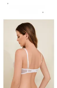 Détail du dos d'un soutien-gorge en dentelle blanche avec bretelles réglables
