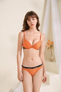 Vue détaillée de l'ensemble soutien-gorge push-up orange avec bande élastique logo