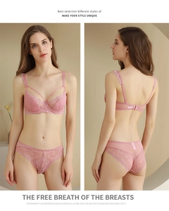 Detailansicht eines rosa Spitzen-Dessous-Sets mit Bügel-BH und gewellten Kanten