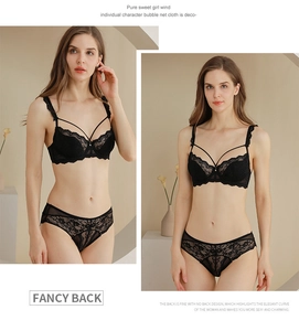 Detailansicht des schwarzen Spitzen-Lingerie-Sets mit Kreuzgurten und Blumenstickereien