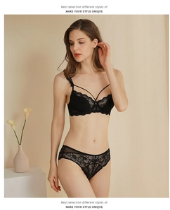 Detail eines schwarzen Spitzen-Lingerie-Sets mit Neckholder-BH und passendem Slip