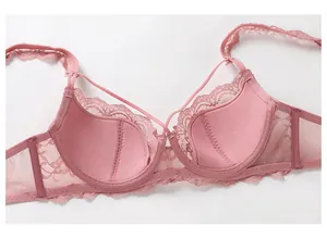 Detailaufnahme von blassrosa Spitzen-BH mit atmungsaktiven Baumwollschalen und Trägern