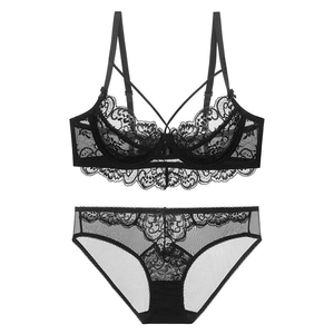 Ensemble lingerie sexy en dentelle noire avec soutien-gorge transparent et culotte assortie chic