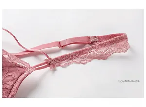 Nahaufnahme von rosa Blumenspitze mit Wimpernborte und einer kleinen Schleifenverzierung