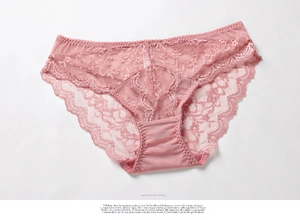 Detailansicht der rosa Spitze Unterhose mit Mesh-Textur und gewellten Kanten