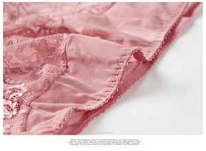 Detail aus pinkfarbenem floralem Spitzenstoff und transparentem Netzgewebe