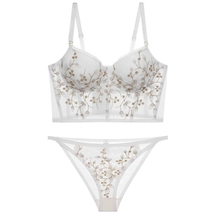 Ensemble de lingerie blanche brodée vintage style français avec dentelle et corset