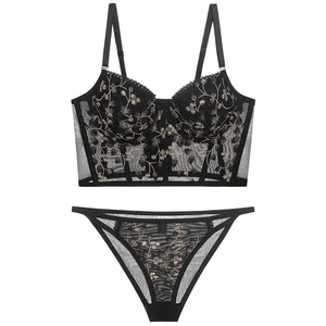 Ensemble de lingerie de luxe français en dentelle noire avec broderies florales et mesh