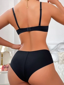 Vue arrière d'un ensemble de lingerie noire sans couture avec soutien-gorge et culotte