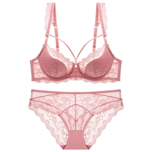 Dessous-Set aus Spitze in Altrosa mit Bügel-BH und passendem Slip mit Maschen