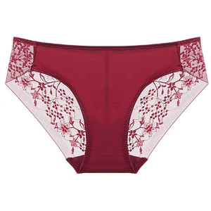 Culotte sexy bordeaux pour femme avec texture satinée et détails en dentelle florale