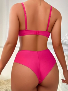 Vue arrière d'un ensemble de lingerie magenta avec bretelles réglables et culotte